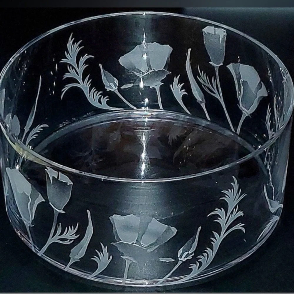 Etched glass Vase with Nature-Inspired Etched Accents